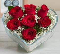 Kalp içerisinde 7 adet kırmızı gül  Şanlıurfa hediye sevgilime hediye çiçek 